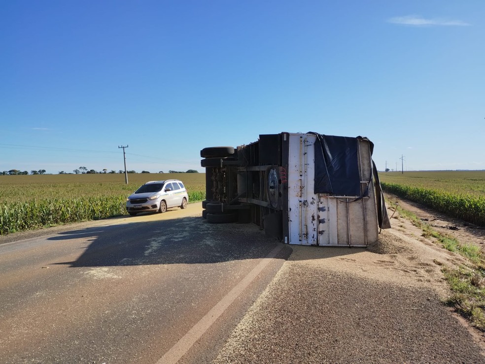 Após o acidente a carreta tombou  — Foto: Reprodução