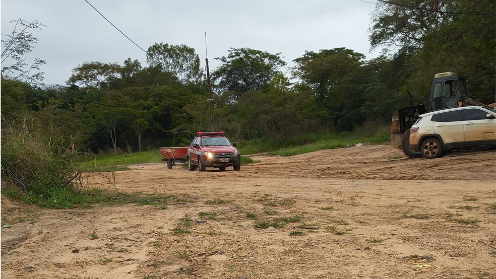 2 de 2
Bombeiros fazem buscas por piloto de embarcação desaparecido no Rio Tietê — Foto: Divulgação