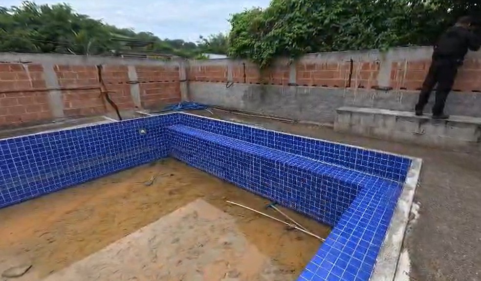 Piscina estava sendo construída em nono'resort' do traficante Álvaro Malaquias, o Peixão, em Nova Iguaçu — Foto: Reprodução