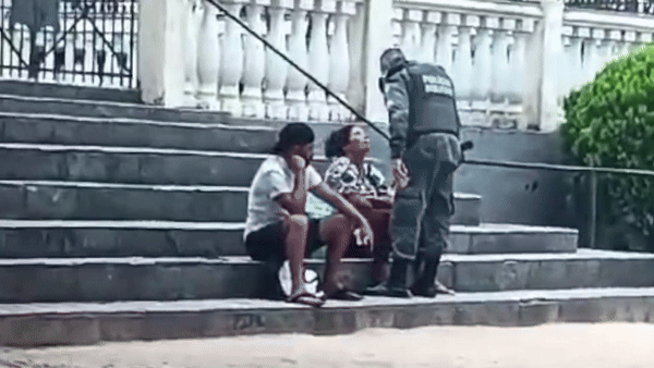 VÍDEO: PM agride homem e mulher com tapas e chutes no meio de praça em Domingos Martins, no ES