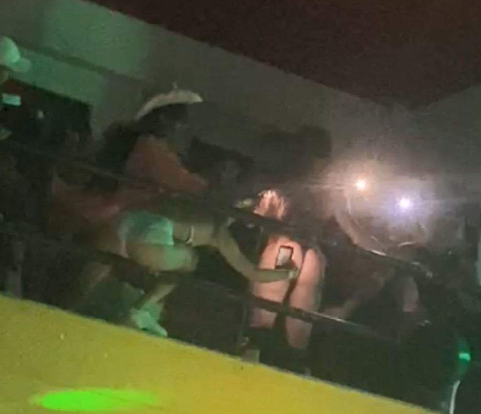 Mulheres brasileiras fazendo strip