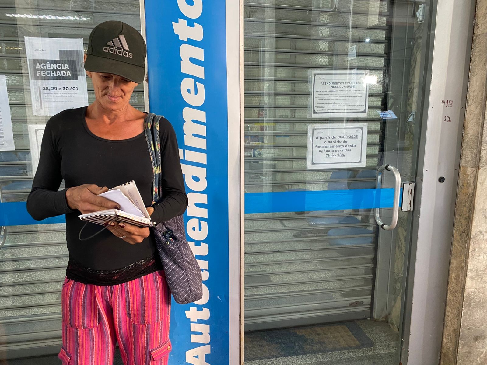 Aposentados passam noite em frente a agência do INSS e dormem em calçada por atendimento no RS