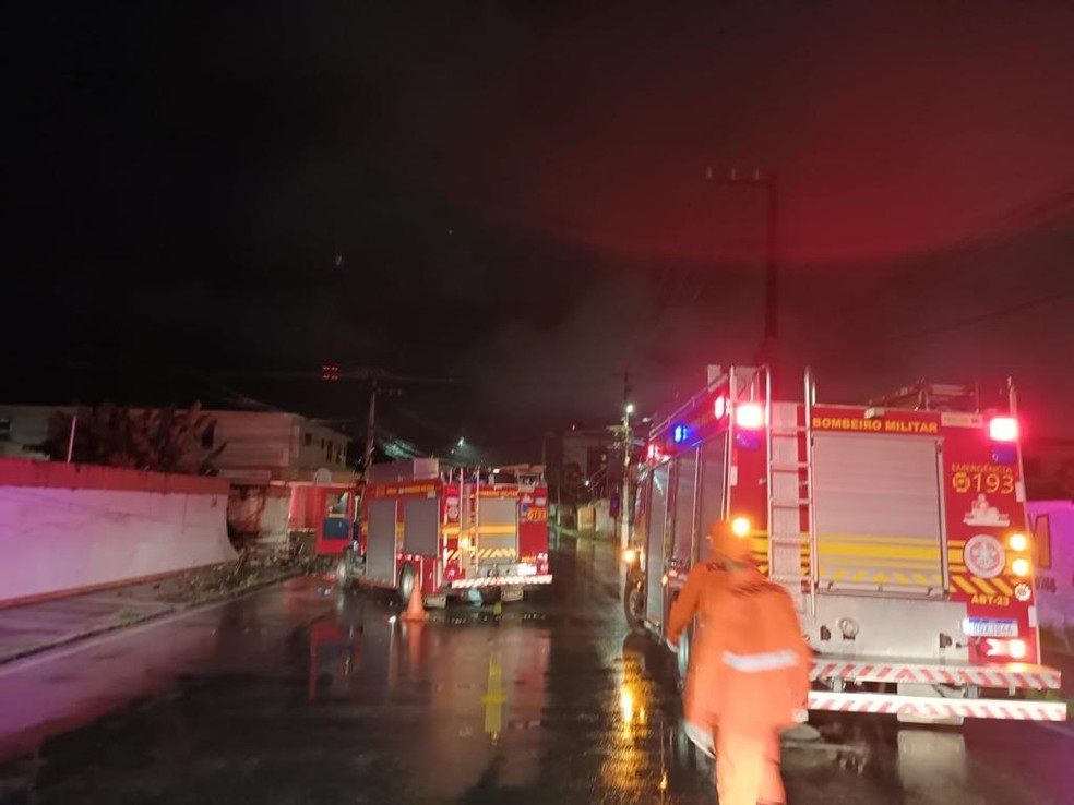 Caminhão do Corpo de Bombeiros e carro se envolvem em acidente na Zona Sul de Aracaju — Foto: CPTran