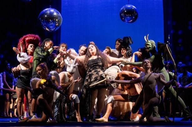 'Carmina Burana' reúne 300 artistas e mistura clássico com pole dance e breaking no Theatro Municipal