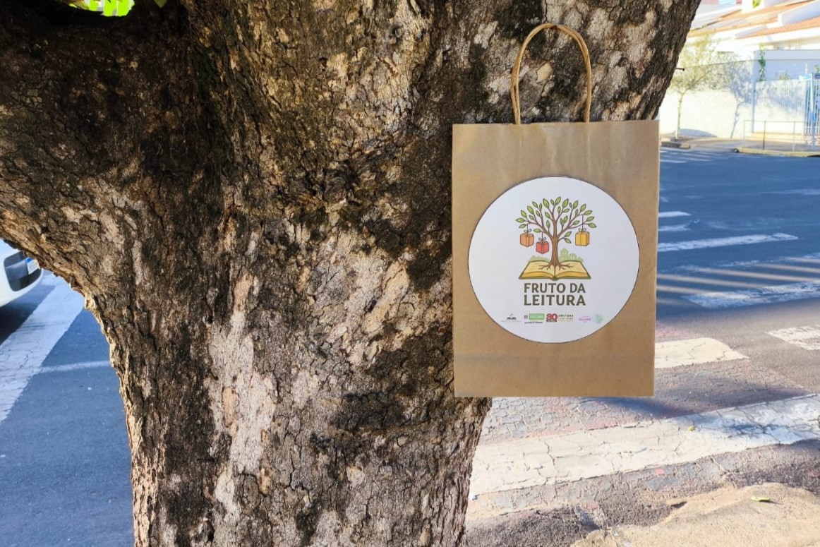 Projeto ‘Fruto da Leitura’ espalha sacolas personalizadas com livros em árvores, em Dracena