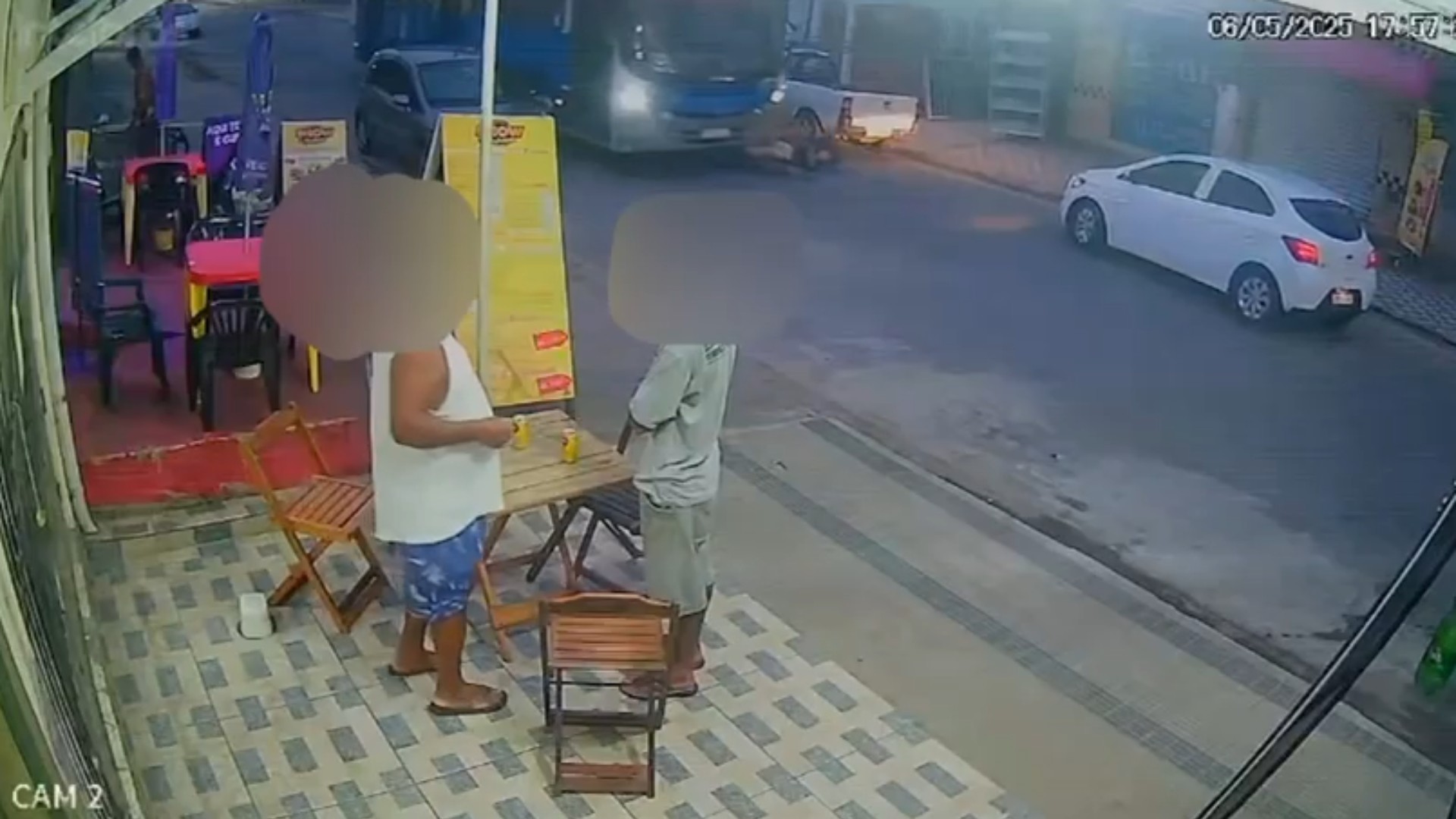 Adolescente de bicicleta é atropelado por ônibus e fica ferido no litoral de SP; VÍDEO  