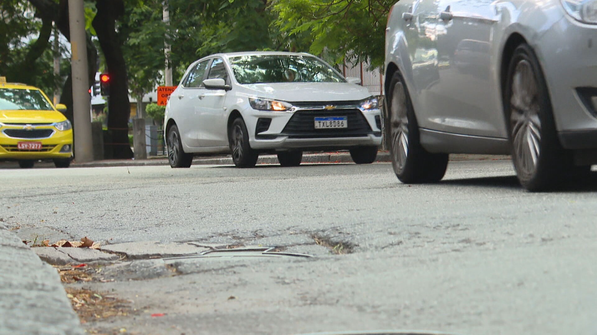 Solavancos nas ruas do Rio: buracos e asfalto irregular viram alvo de queixas constantes  de motoristas e motociclistas