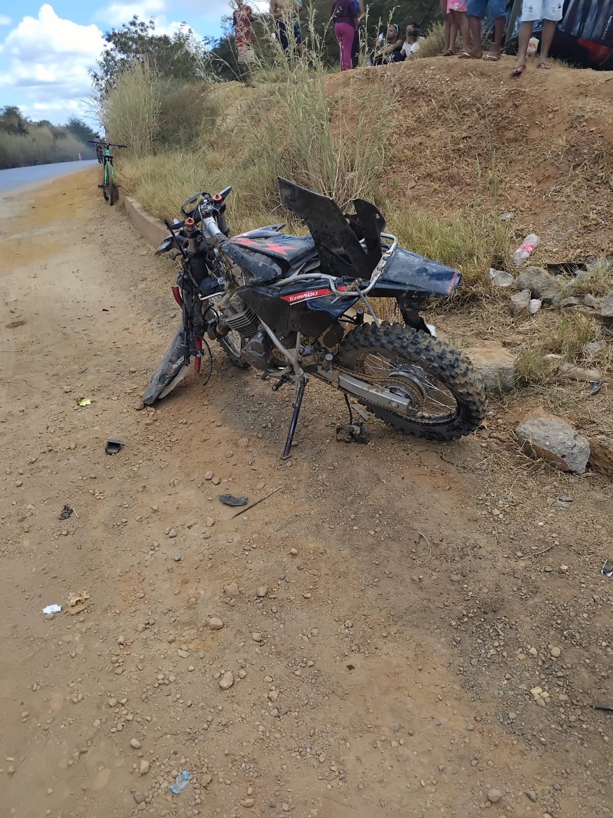 Acidente entre moto e carro deixa motociclista gravemente ferido na BR-251, em Francisco Sá