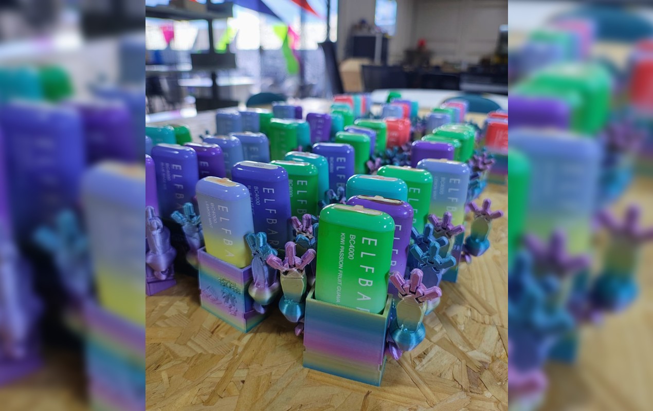 Jovens transformam cigarros eletrônicos apreendidos em kits de robótica para escolas públicas