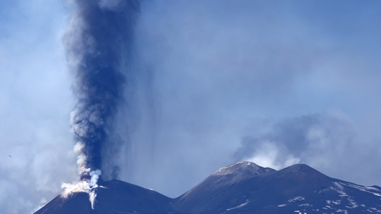 Vulcão Etna, na Itália, entra em erupção e turistas correm para deixar área da cratera; VÍDEO