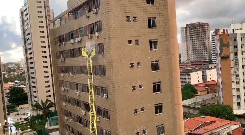 Fogo em apartamento em Fortaleza começou na madrugada e foi controlado pelos bombeiros no início da manhã. — Foto: Reprodução