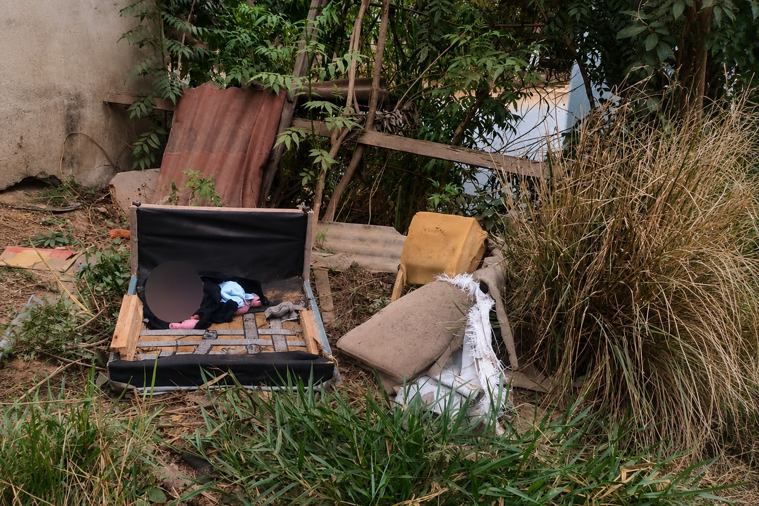 Mãe que abandonou recém-nascido sobre sofá em lote vago é presa na Grande BH