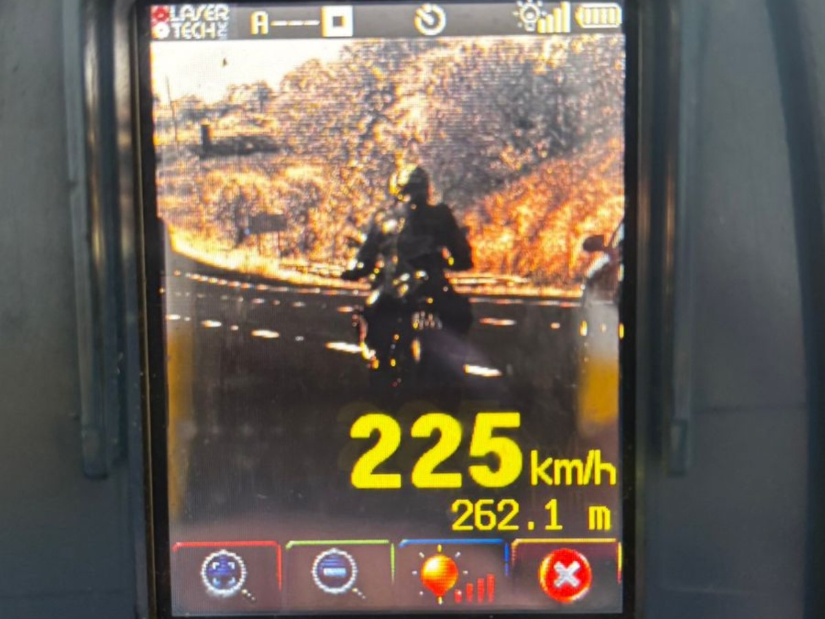 Moto é flagrada a 225 km/h na Rodovia dos Bandeirantes e piloto leva multa de R$ 880