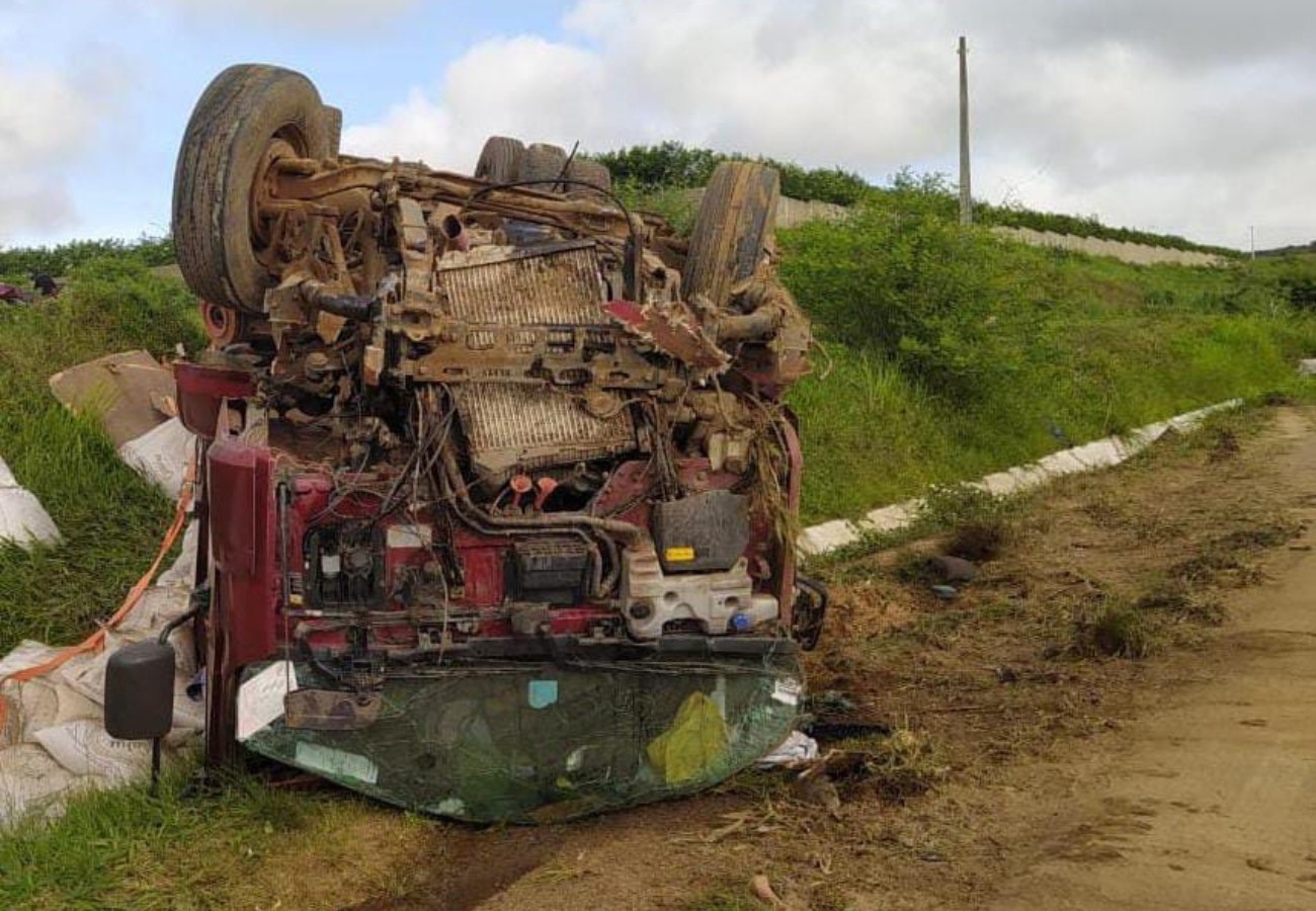 Motorista morre após caminhão capotar na BR-424, em Garanhuns: VÍDEO