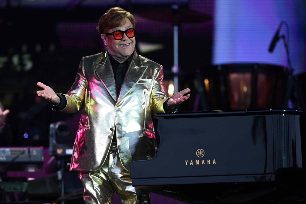 Elton John durante a apresentação no festival Glastonbury, no domingo (25) — Foto: Oli Scarf/AFP