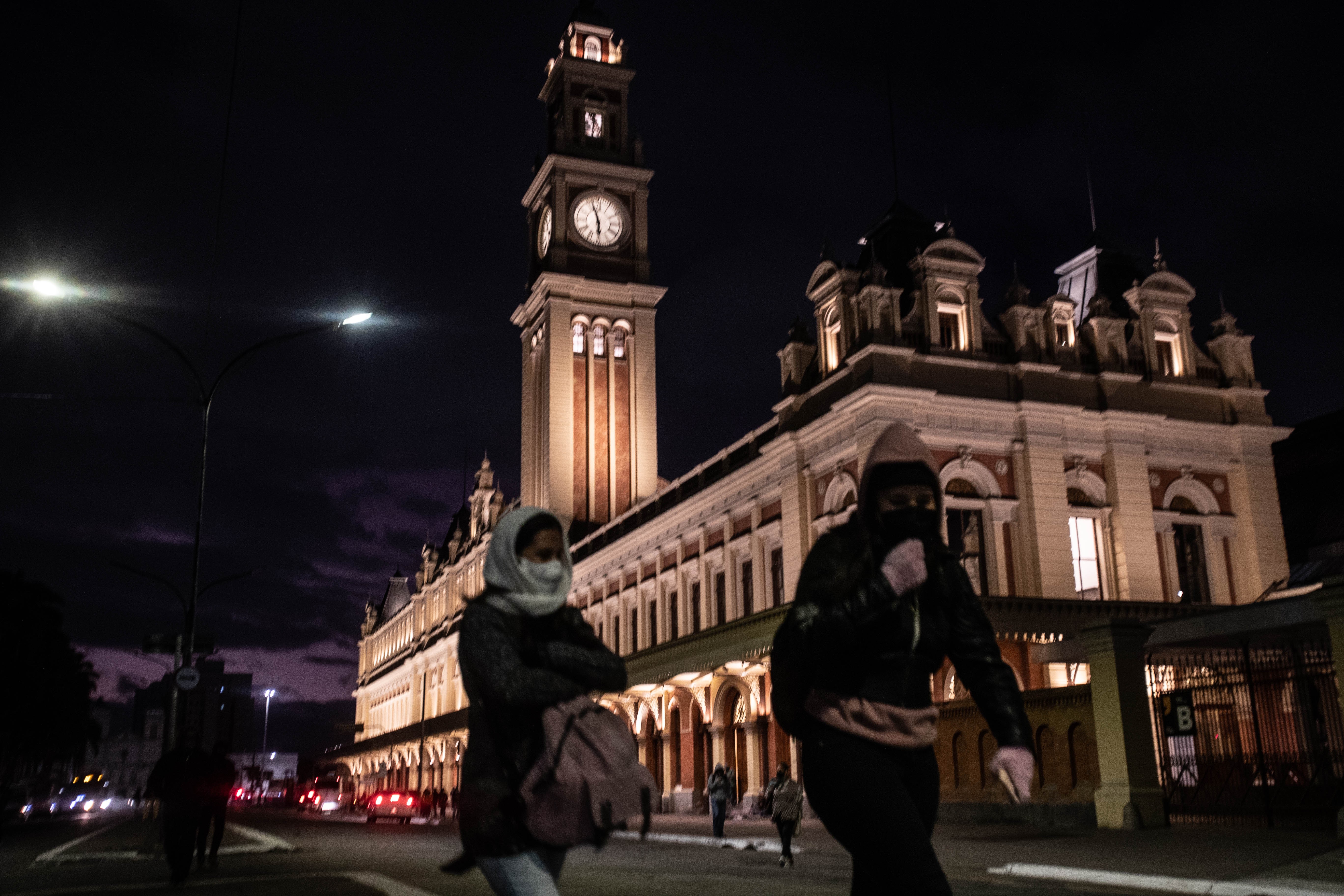 É #FAKE foto que mostra estação de trem em São Paulo coberta por neve; imagem foi criada com inteligência artificial