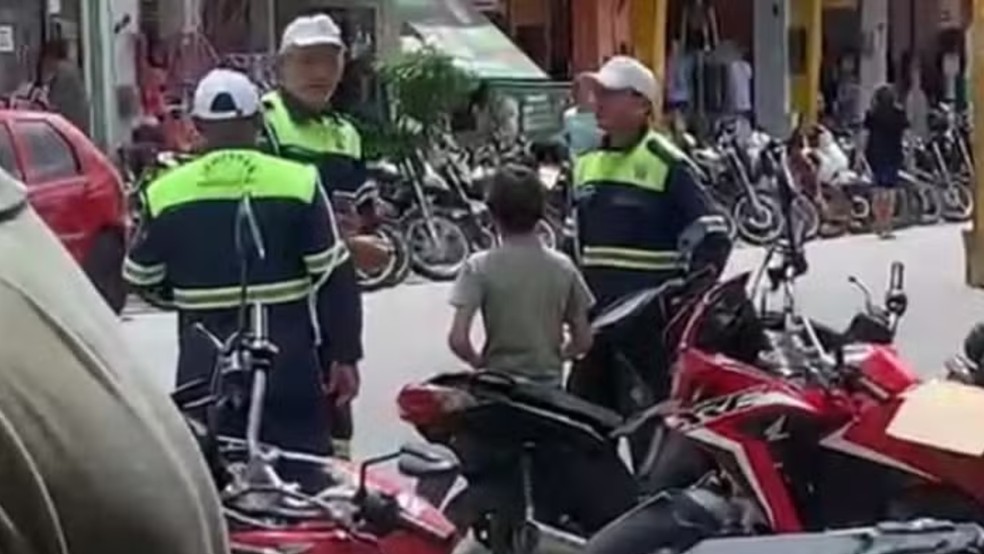 Agentes de trânsito flagram criança de 11 anos conduzindo moto na cidade de Russas, interior do Ceará — Foto: Reprodução