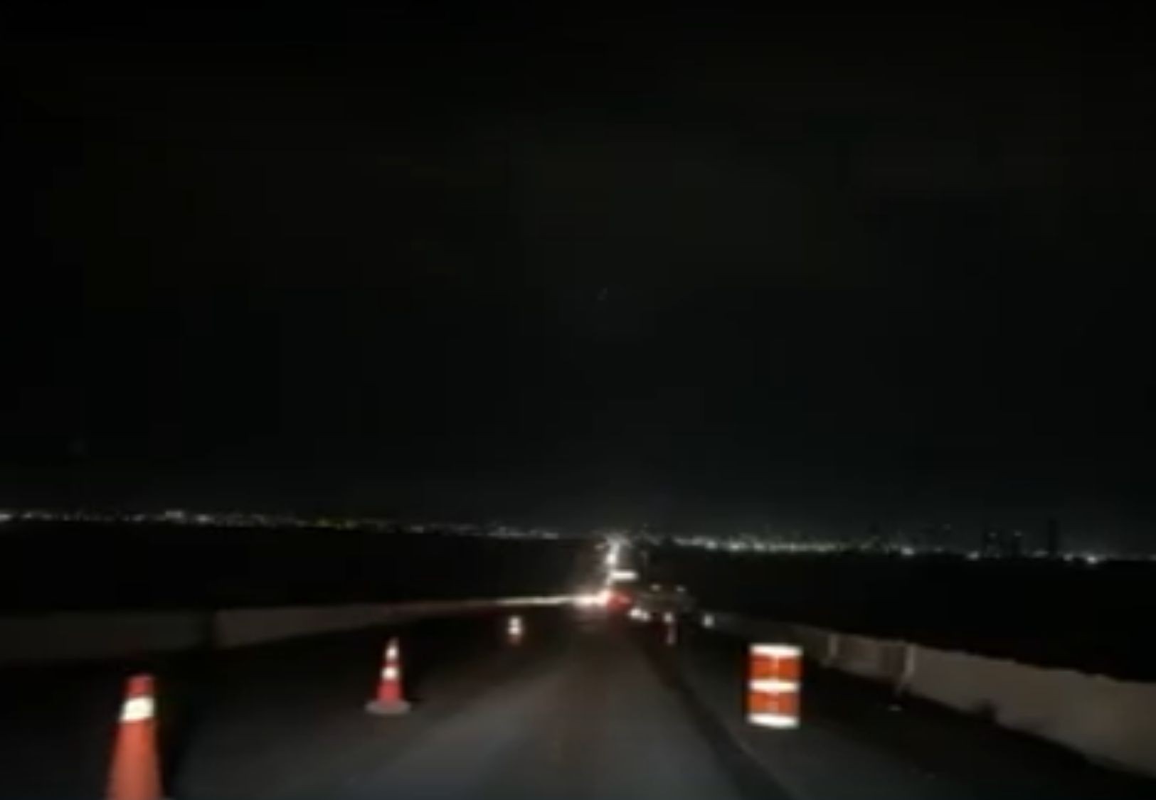 Falta de iluminação e máquinas paradas causam riscos a motoristas em ponte de Palmas
