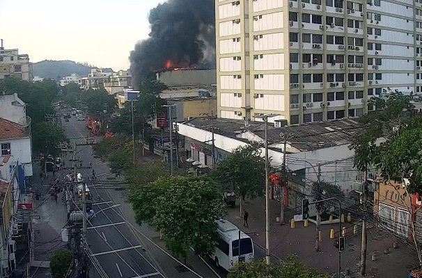 Incêndio atinge imóvel comercial na Freguesia
