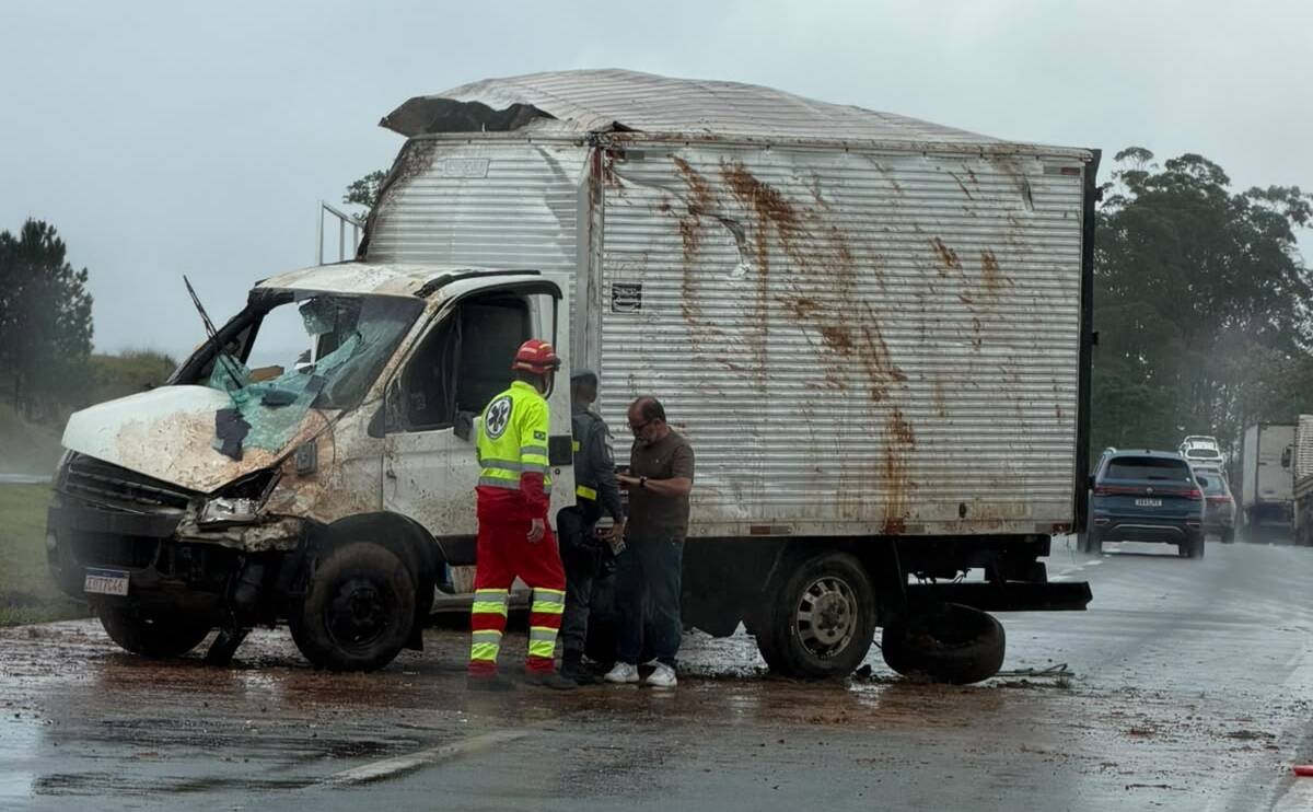 Tombamento de caminhão deixa dois feridos na Ayrton Senna, em Guararema, segundo bombeiros