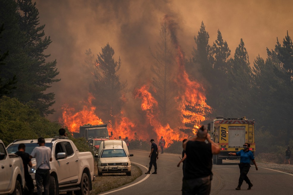 Incêndio de grandes proporções consome Patagônia argentina em janeiro de 2026. — Foto: Gonzalo Keogan/AFP