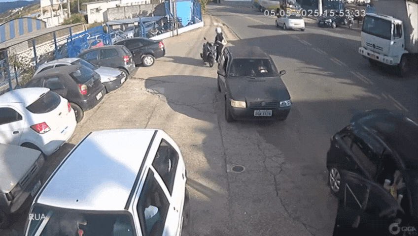 VÍDEO: Caminhão desgovernado atinge carros estacionados em Atibaia, SP