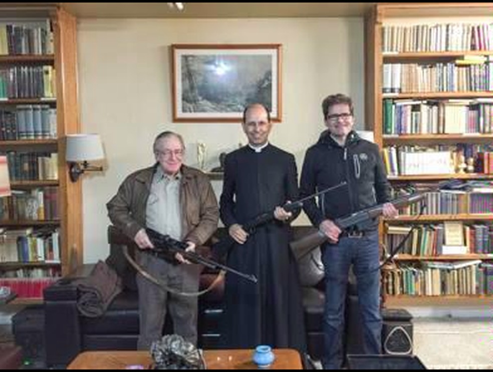 Paulo Ricardo ao lado de Olavo de Carvalho segurando uma arma — Foto: Reprodução