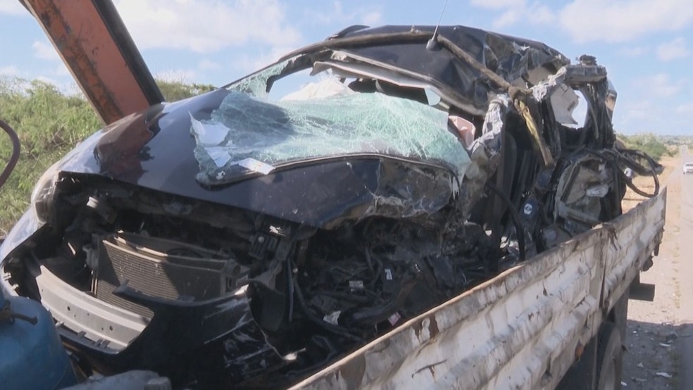 Acidente entre carro e carreta deixa mortos na BA — Foto: TV Bahia