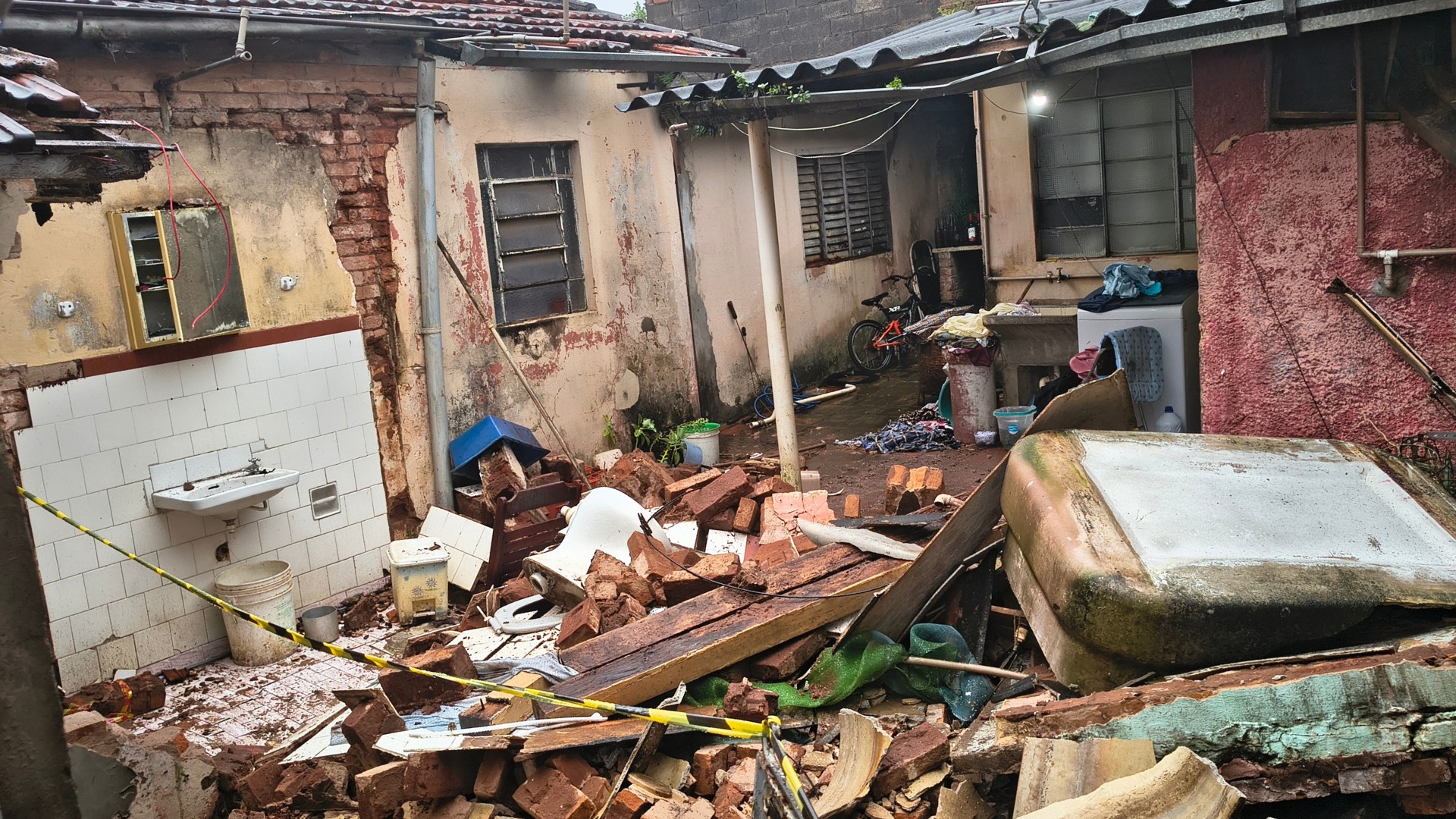 Chuva provoca desabamento de casa em Botucatu e causa transtornos no centro-oeste de SP