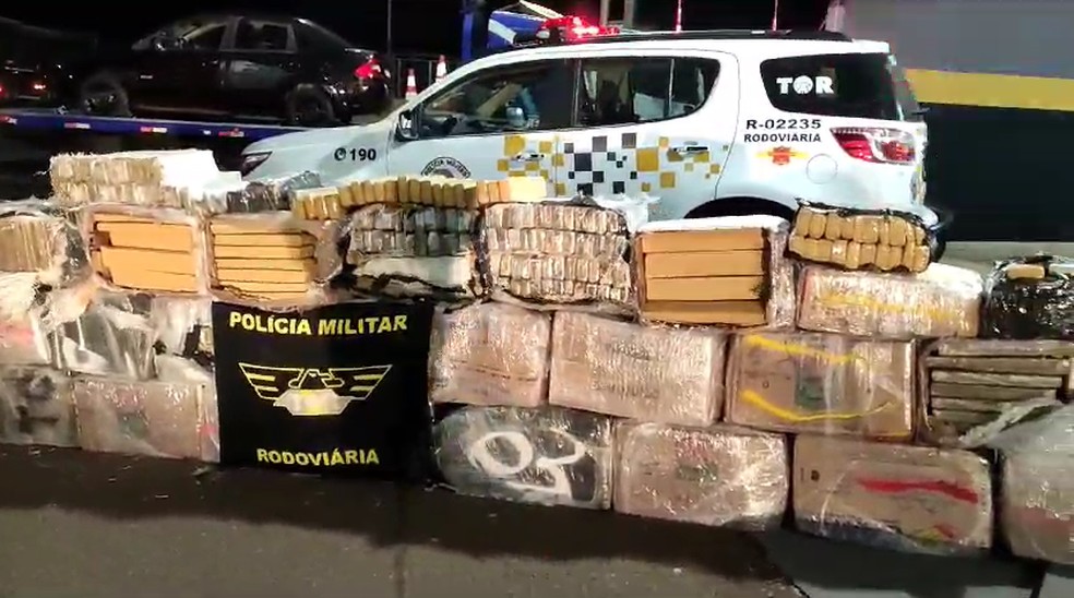 Homem é preso com uma tonelada de maconha escondida em caminhão de mudança, em Presidente Venceslau (SP) — Foto: Polícia Rodoviária