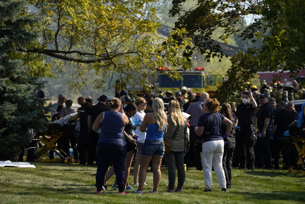 Socorristas trabalham no local fora da Igreja de Jesus Cristo dos Santos dos Últimos Dias após um tiroteio e incêndio em Grand Blanc, Michigan. — Foto: Lukas Katilius/The Flint Journal via AP