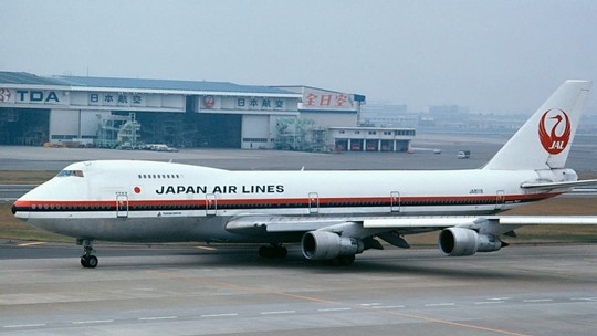 Japan Airlines 123: como um reparo mal feito causou um dos acidentes aéreos mais mortais da história - Em 12 de agosto de 1985, 520 pessoas morreram quando um Boeing 747 sofreu uma descompressão explosiva num voo entre Tóquio e Osaka, no Japão. Quatro pessoas sobreviveram. Prestes a completar 40 anos, episódio deixou lições para equipes de manutenção e procedimentos de resgate.