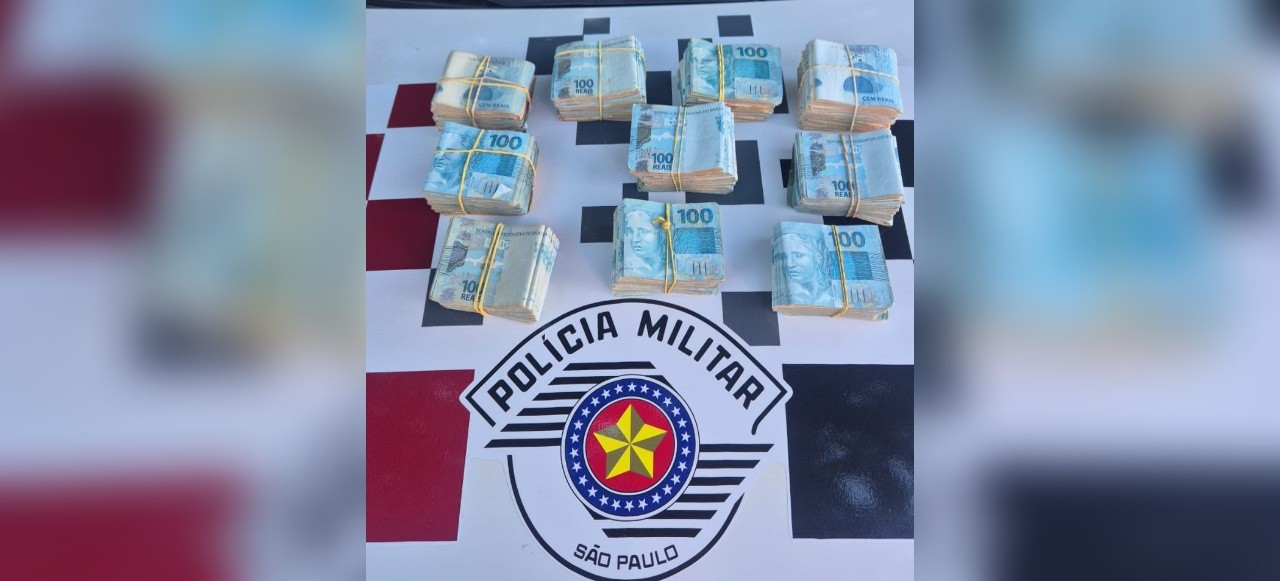 Polícia apreende R$ 100 mil em dinheiro dentro de sacola em carro parado na contramão no interior de SP