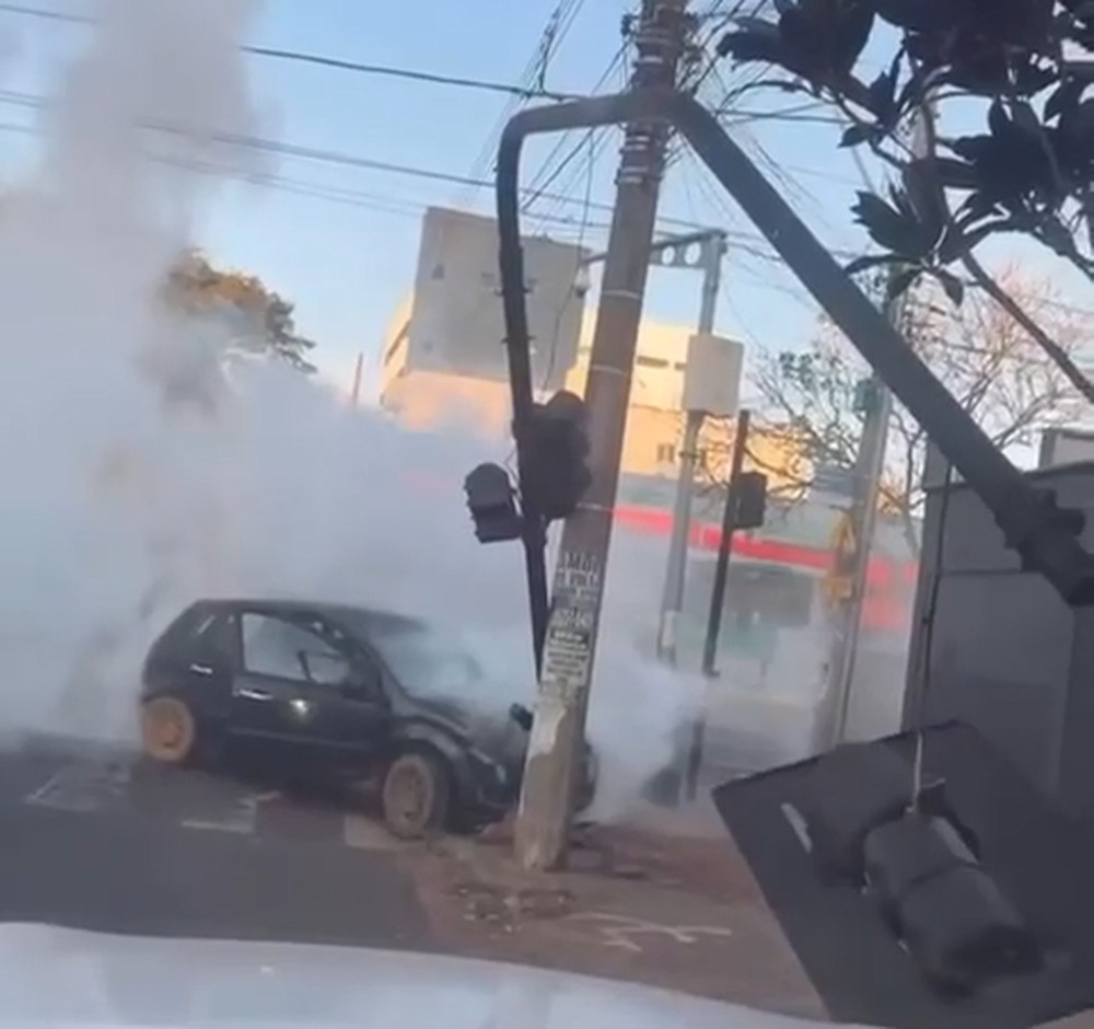 Carro bate em poste e semáforo despenca na Avenida Segismundo Pereira, em Uberlândia
