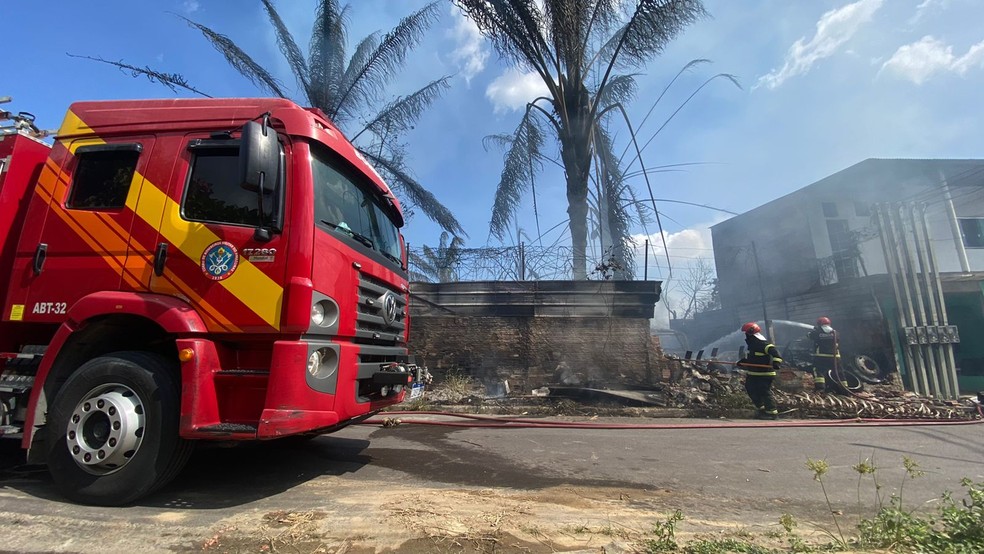 Foto mostra incêndio em vegetação no Águas Claras, em Manaus — Foto: Catiane Moura/Rede Amazônica