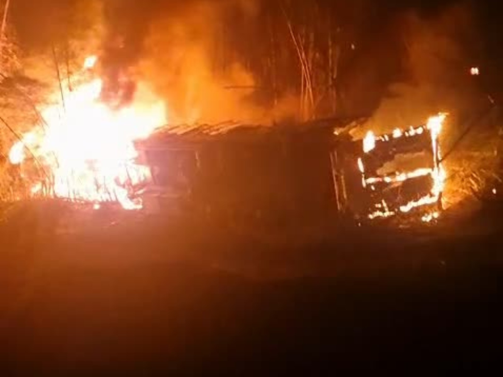 Motorista morre carbonizado após acidente entre duas carretas na BR-116, em Catuji