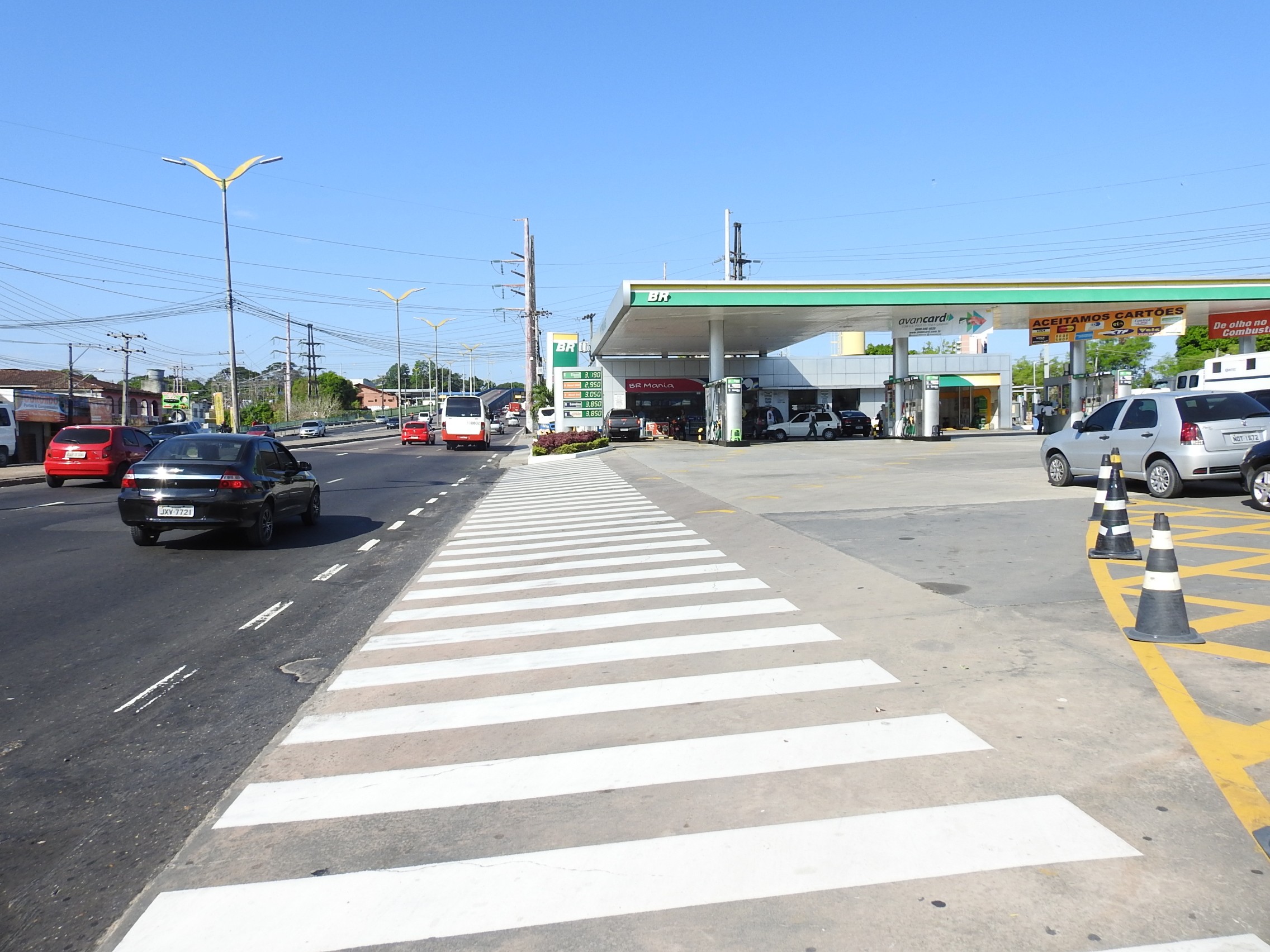 Criança morre após cair de moto e ser atropelada em Manaus