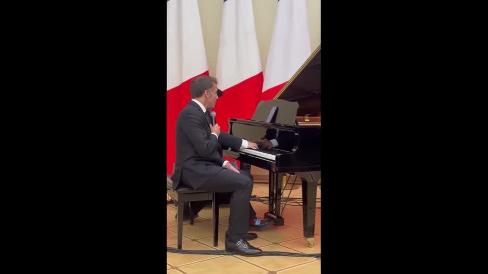 Macron cantando ao lado de pianista — Foto: Sargis Khandanyan via Facebook