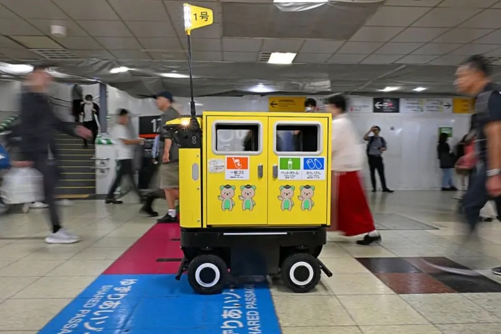 Lixeiras robotizadas estão sendo testadas em uma estação de Tóquio. — Foto: Toshifumi KITAMURA / AFP via Getty Images