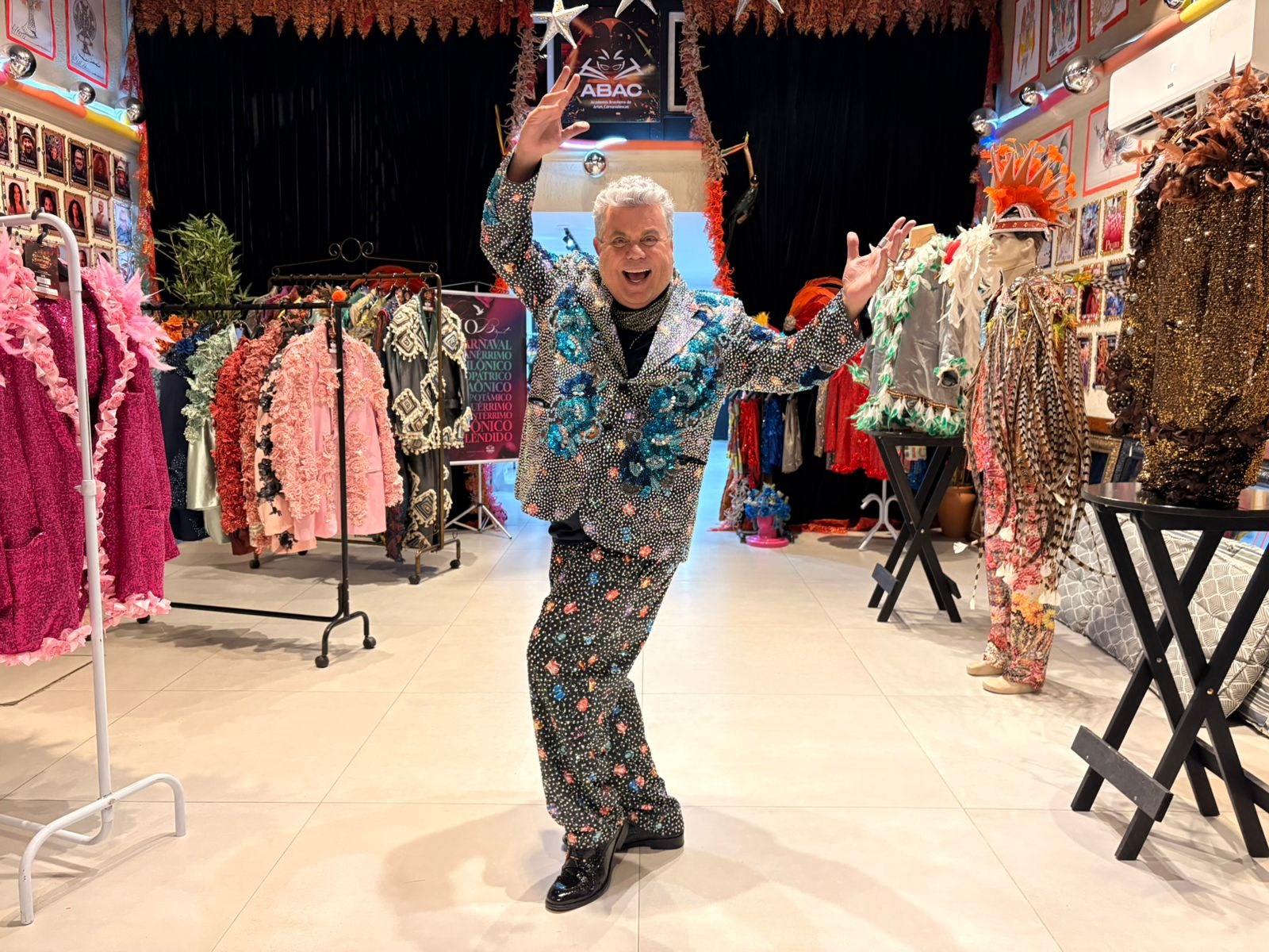 Mostra gratuita reúne 120 ‘ternos delirantes’ de Milton Cunha