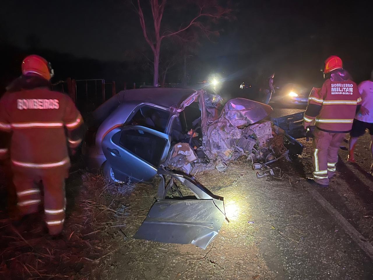 Mulher perde controle de carro, atinge árvore e marido morre na MGC-342