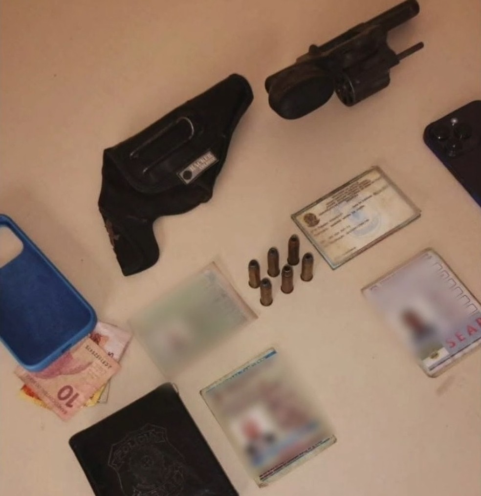 Armamento e carteiras falsificadas foram encontradas com o suspeito — Foto: Reprodução/Inter TV Cabugi