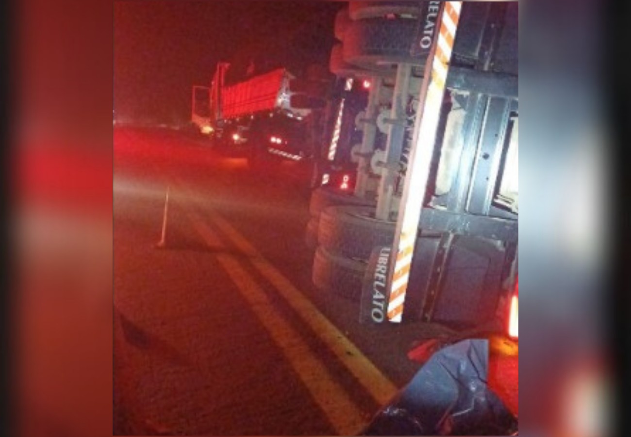 Acidente entre moto e caminhão mata motociclista na BR-153