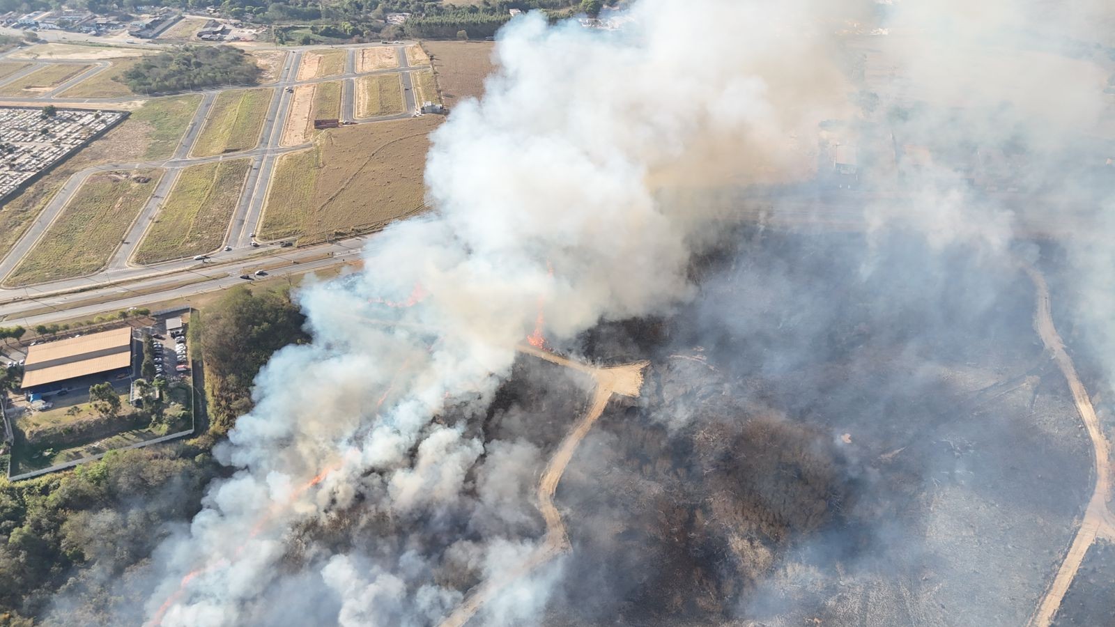 VÍDEO: incêndio atinge vegetação e faz avenida ser interditada em Capivari
