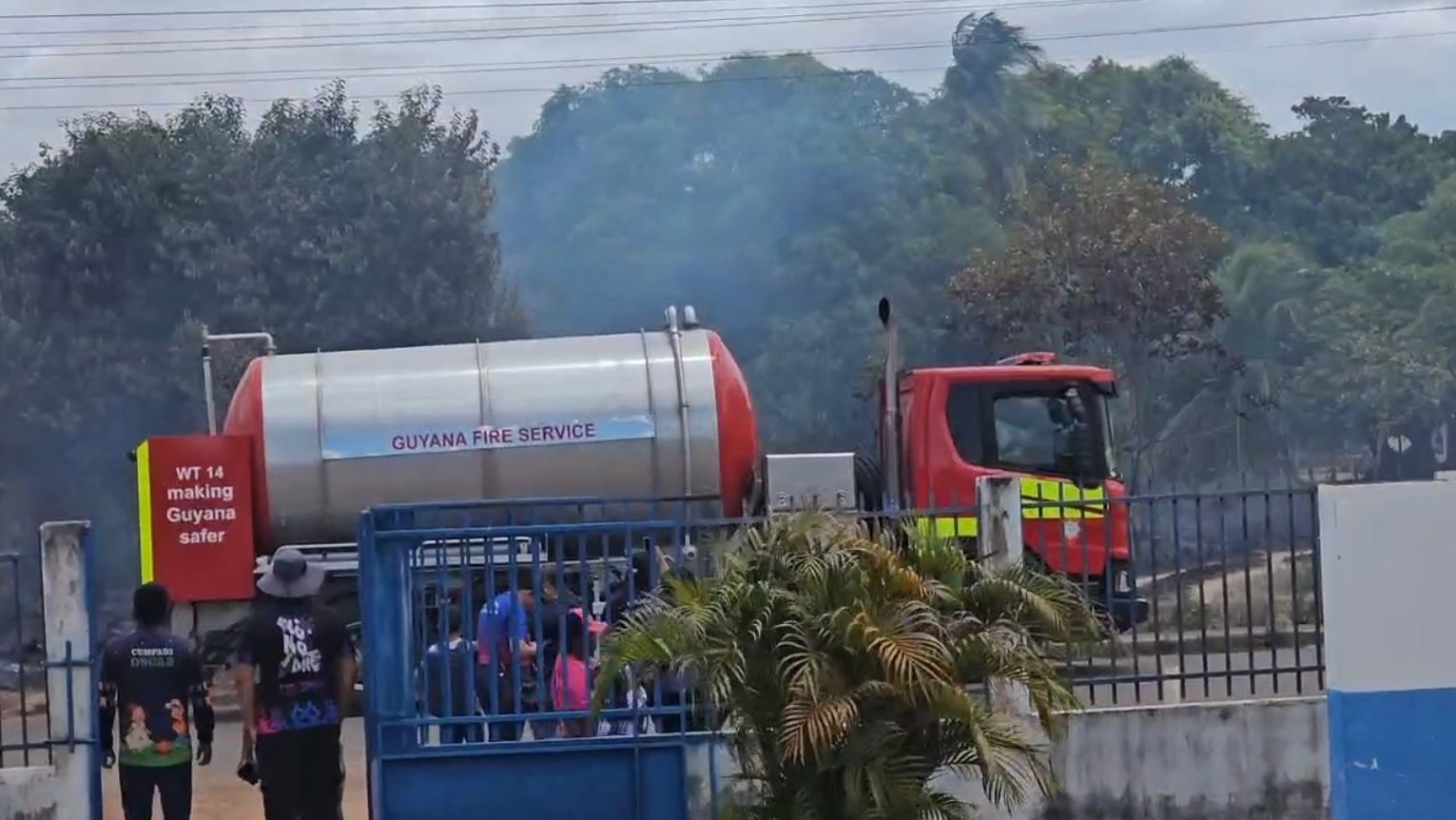 Incêndio em terreno atinge padaria em Bonfim e é controlado por bombeiros da Guiana