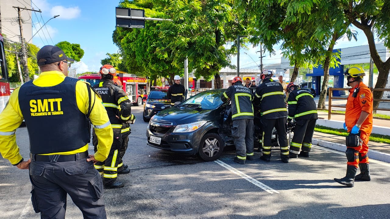 Colisão entre carros deixa homem ferido na Av. Fernandes Lima, em Maceió