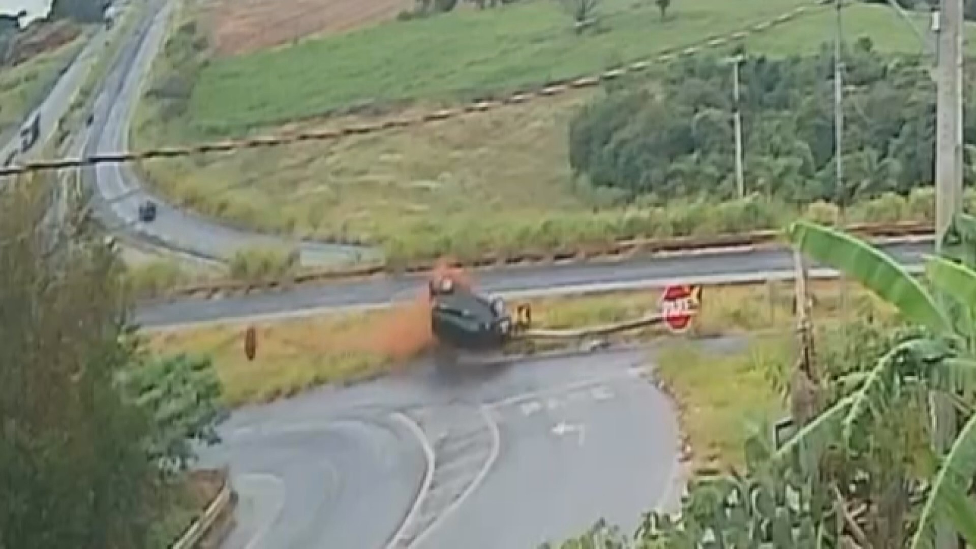 VÍDEO: carro ‘voa’ sobre proteção e capota na BR-376, em Apucarana