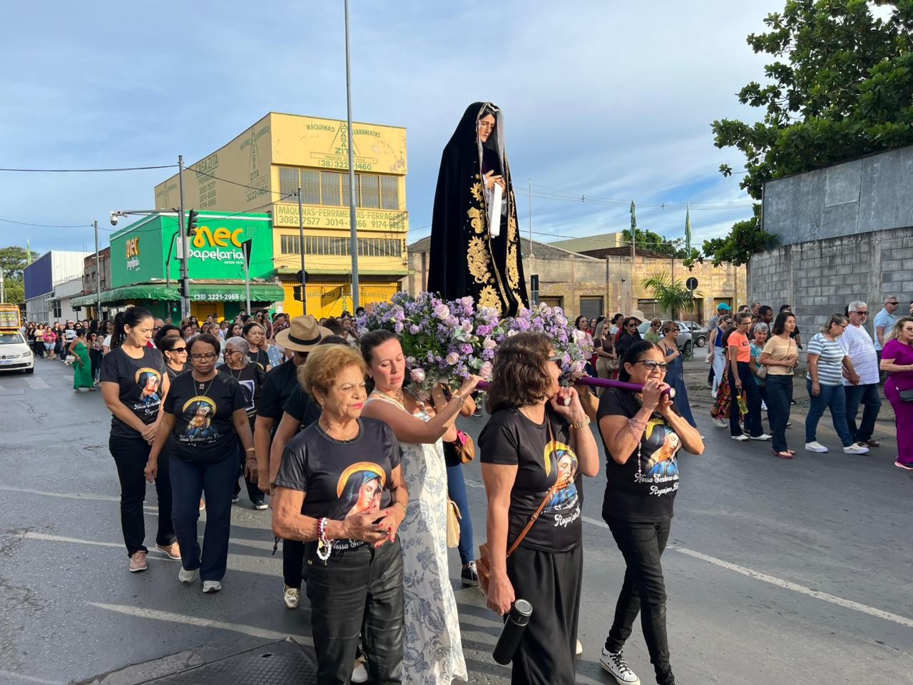 Fiéis participam da tradicional Procissão do Encontro na Sexta-feira Santa em Montes Claros