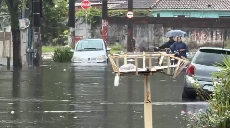 Temporal deixa a Baixada Santista debaixo d'água; em Peruíbe chove o esperado para 15 dias; VÍDEO