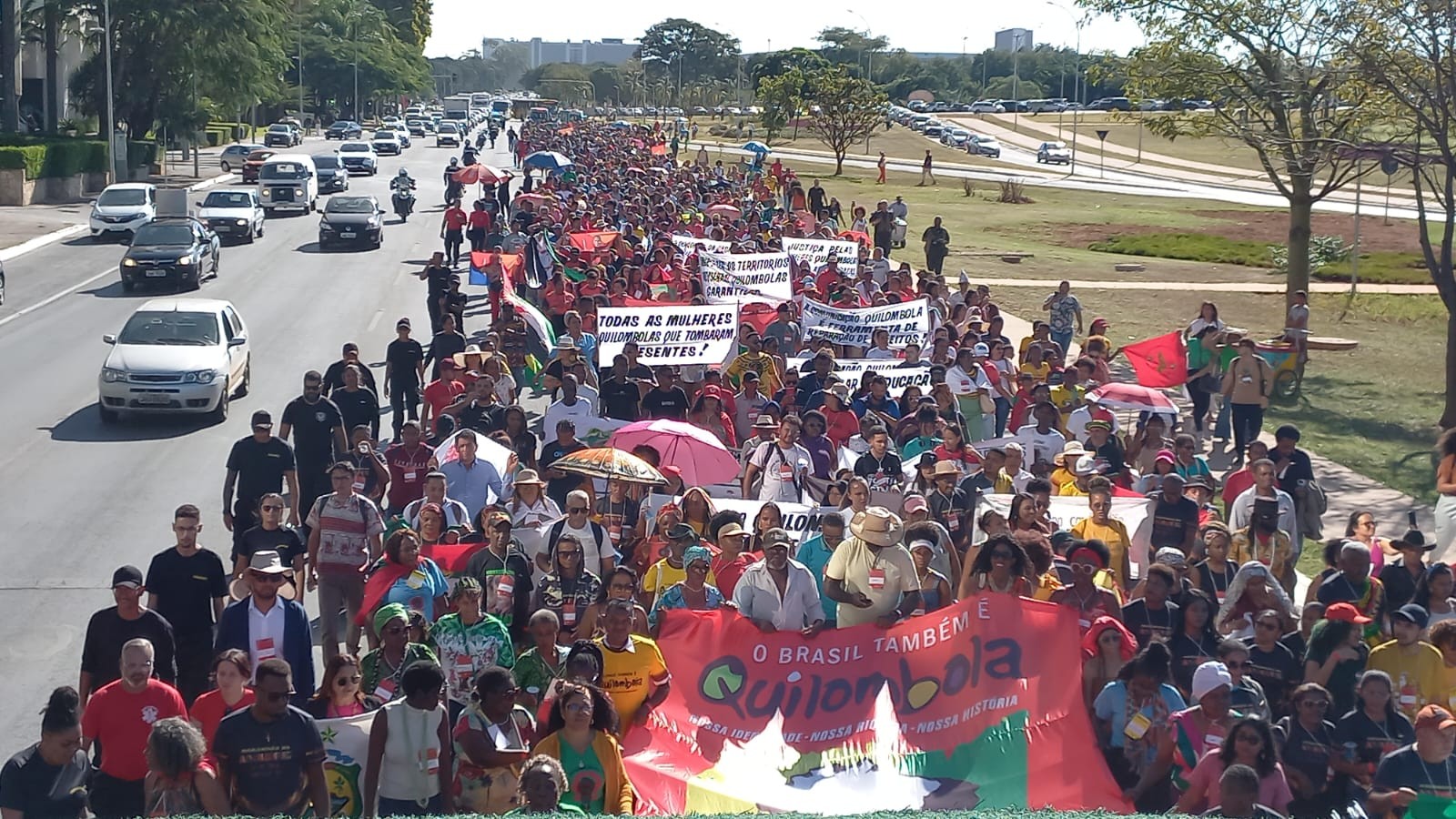 Quilombolas marcham até o Congresso Nacional e pedem regularização dos territórios 